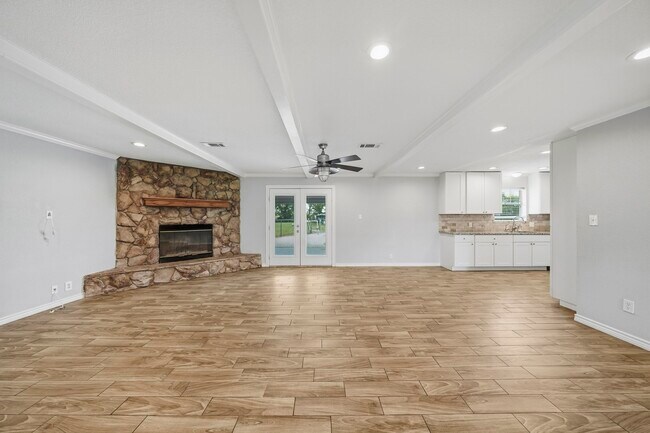 Building Photo - 302 Country Rd