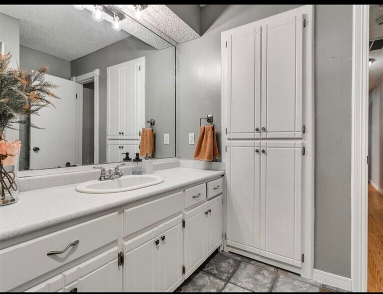 Building Photo - 6705 Bayberry Dr