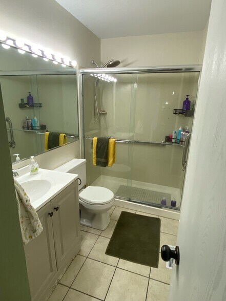 Building Photo - 821 Dartmouth Dr