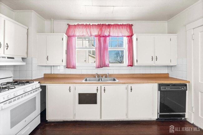 Building Photo - 196 Strawberry Hill Ave