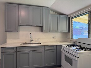 Building Photo - 2 Bed/1 Bath/ 1 Parking w/ Split A/C unit