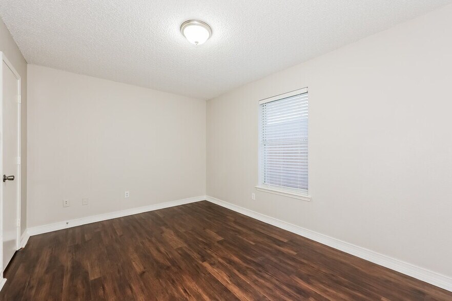 Building Photo - 512 Blue Haze Dr