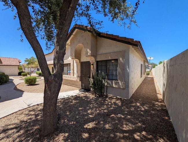 Building Photo - 2 Bedroom Condo in the Sonoma Village Comm...
