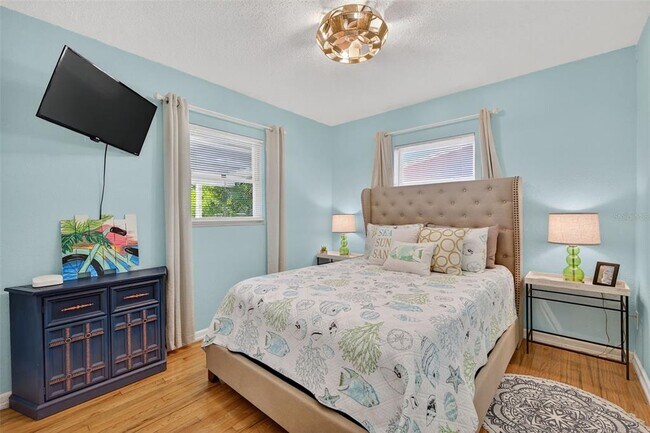 Building Photo - 2444 34th Ave N