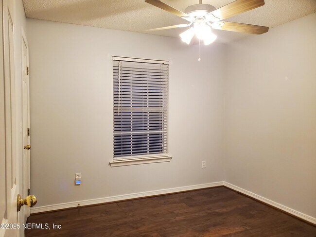 Building Photo - 2149 Pine Tree Ln