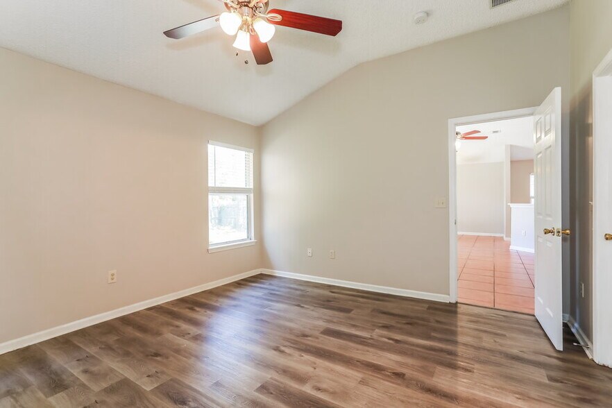 Building Photo - 8073 Leafcrest Dr