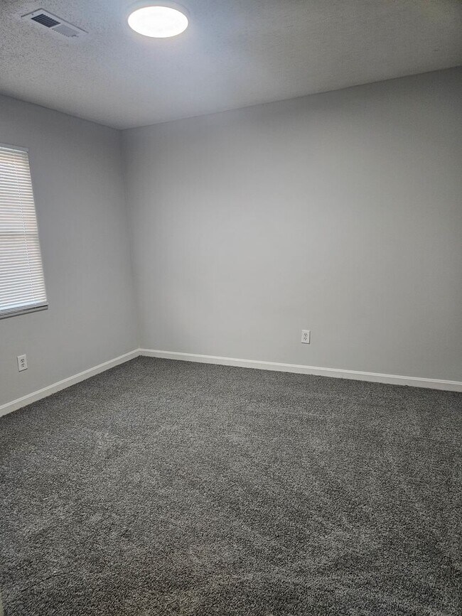Building Photo - 409 Green Valley Dr