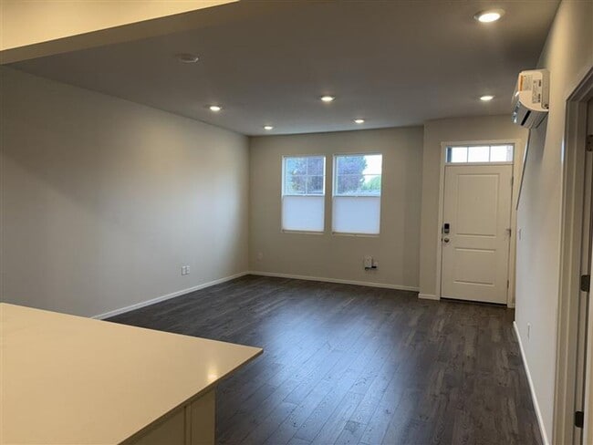 Building Photo - Gorgeous 2 Bedroom Townhome with 2 Car Gar...