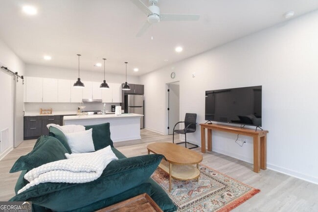 Building Photo - 240 Martha Dr