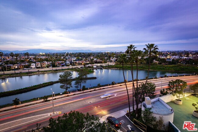 Building Photo - 4265 Marina City Dr