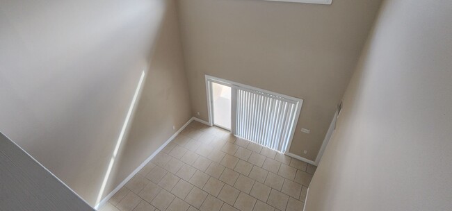 Building Photo - 3 Bedroom 2 Bath Lakefront Townhouse