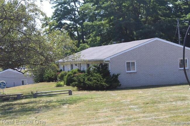 Building Photo - 37 /39 Maplecrest Dr