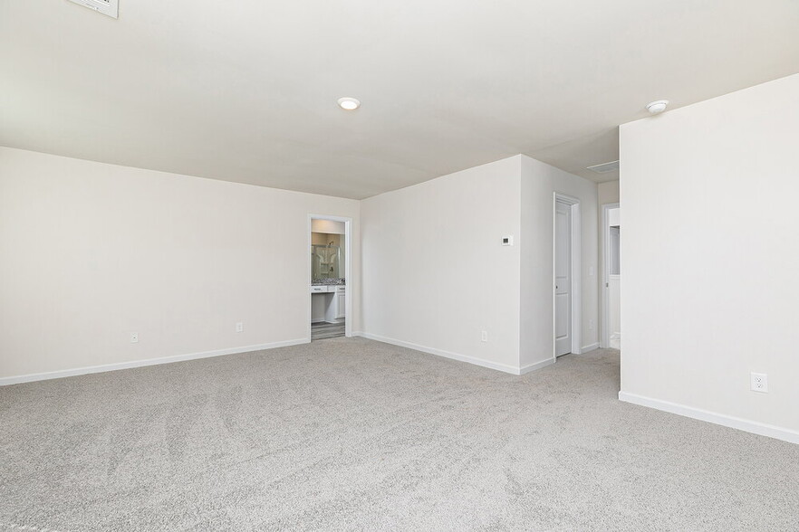 Building Photo - 664 Mackenzie Cv