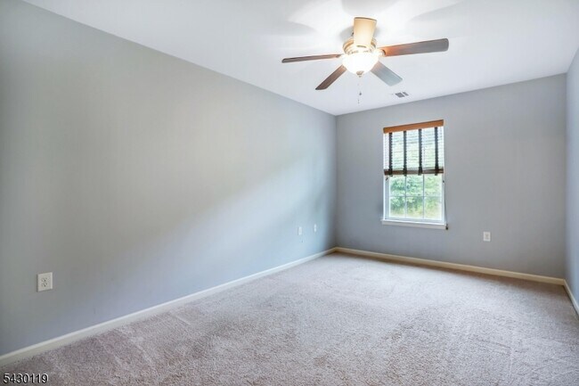 Building Photo - 512 Waterview Ct