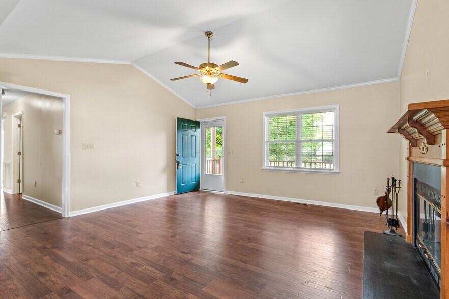 Living Room - 400 Kant Pl