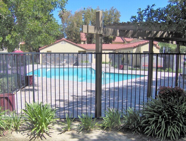 Building Photo - Nice 2 Bedroom 1.25 Bath close to UCR in R...