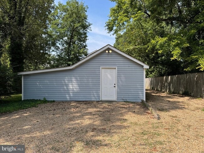 Building Photo - 1005 Manning Dr