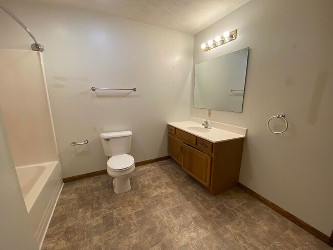 Building Photo - Large 4 Bed /  2 Bath Home