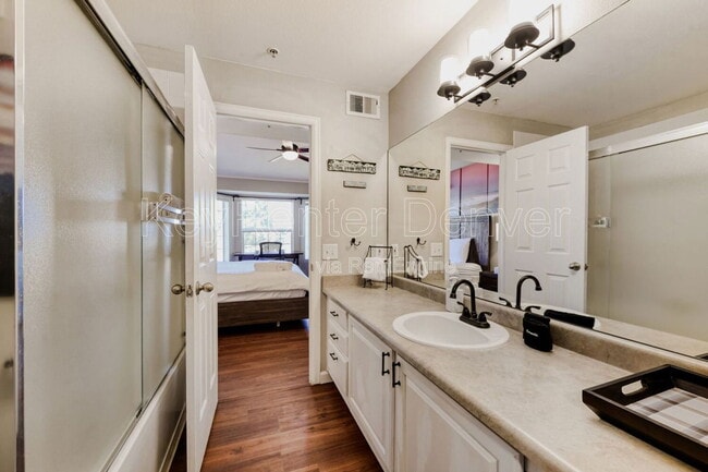 Building Photo - 12304 W Cross Dr