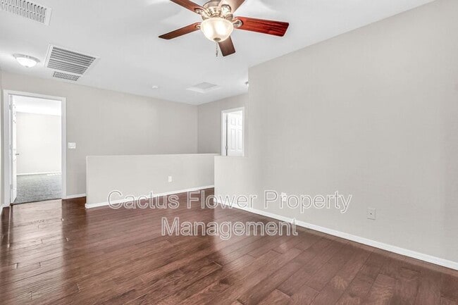 Building Photo - 2544 E Vermont Dr