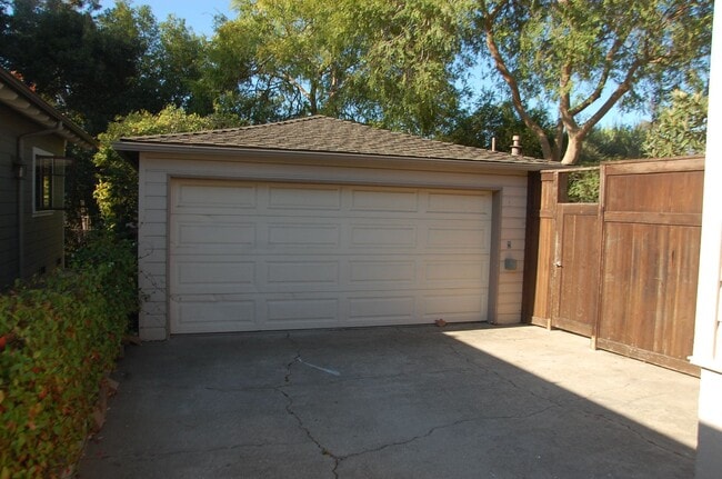 Building Photo - 2927 Lomita Rd