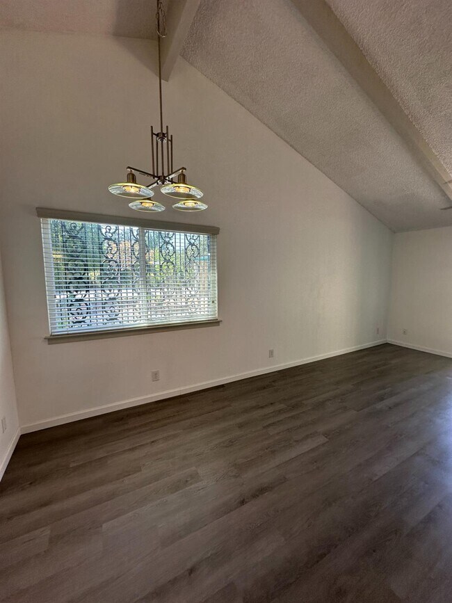Building Photo - 1415 E Rialto Ave