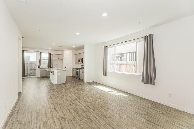 Building Photo - 2844 N Vahe Ave