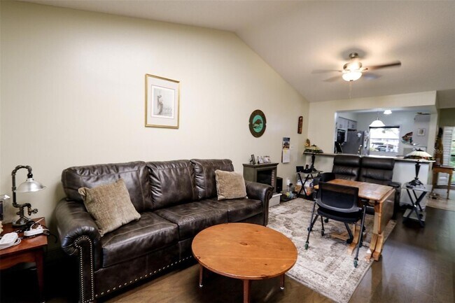 Building Photo - 323 Knottwood Ct