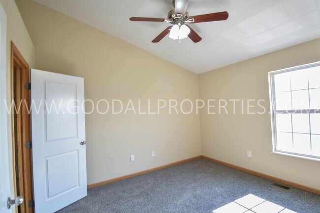 Building Photo - 2 Bedroom 2 Bath Updated Townhome in Ankeny with attached two car garage