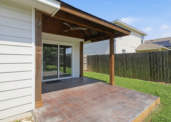 Building Photo - Open Living, Private Backyard, Great Location