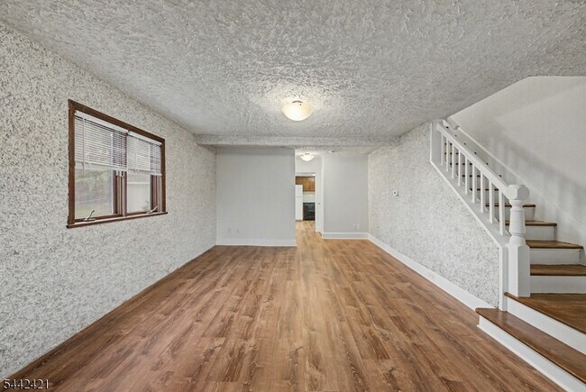 Building Photo - 242 W Hanover Ave