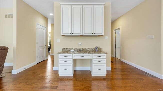 Building Photo - 303 Gateview Dr