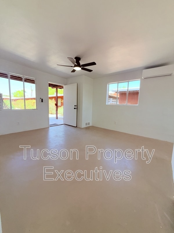 Building Photo - 814 N Alvernon Way