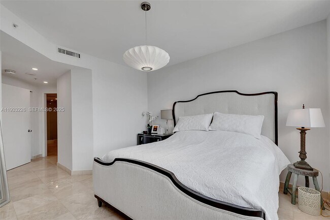 Building Photo - 848 Brickell Key Dr