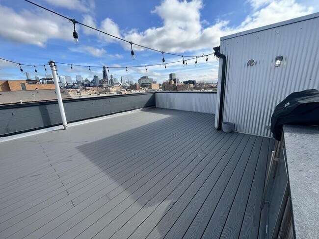 Building Photo - 1637 W Grand Ave