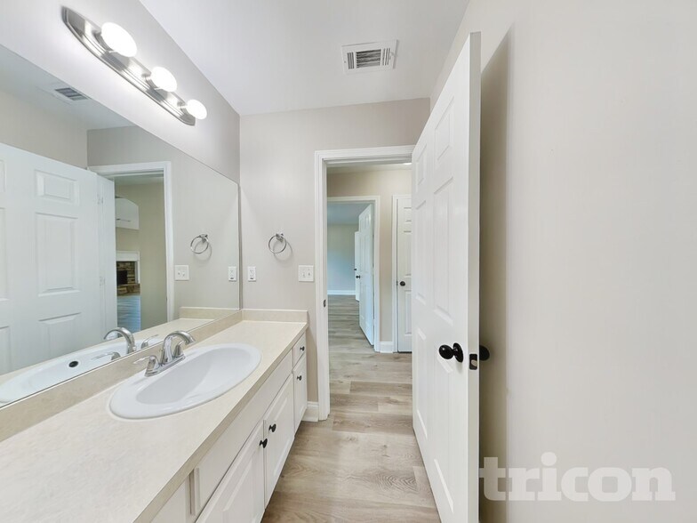 Building Photo - 1916 Roxey Ln