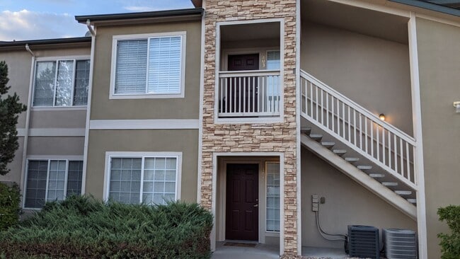 Building Photo - AWESOME 2-BEDROOM CONDO INCL. GARAGE, SWIMMING POOL, WASHER & DRYER!