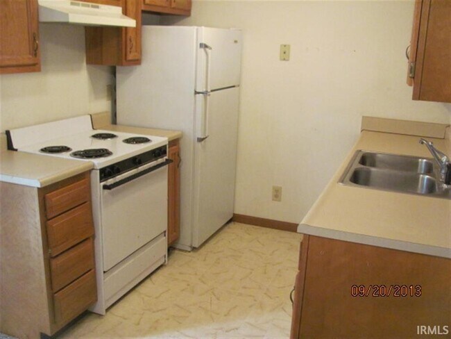 Building Photo - 2823 Plaza Ln