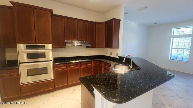 Building Photo - 654 S Loop Pkwy