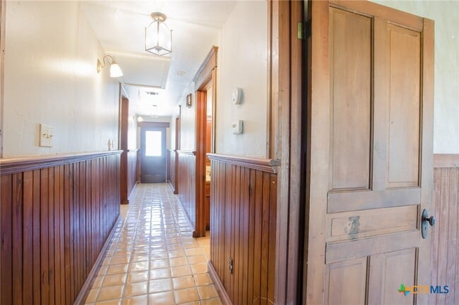 Building Photo - 4692 S E River Rd