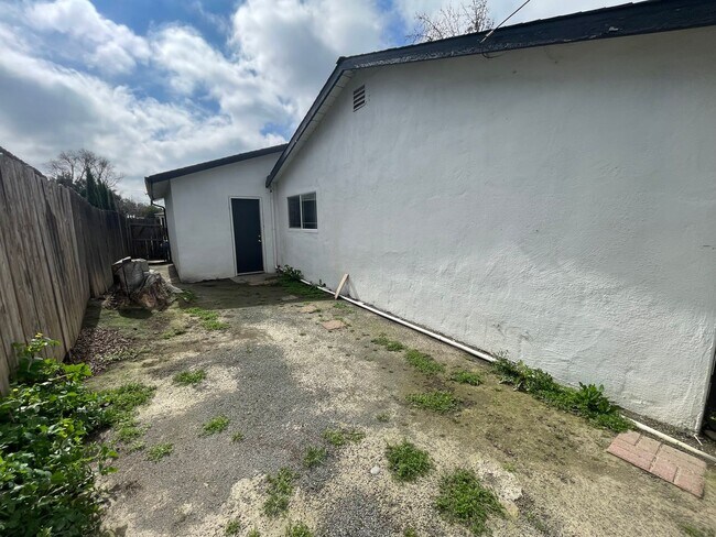 Building Photo - 3br/1.5ba, 2-car Attached garage - Good location