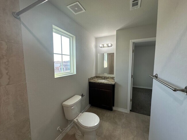 Building Photo - Town home for rent