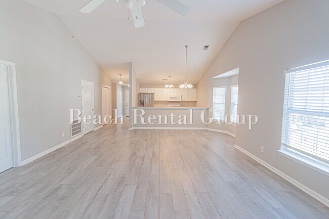 Building Photo - End Unit with Screened Balcony