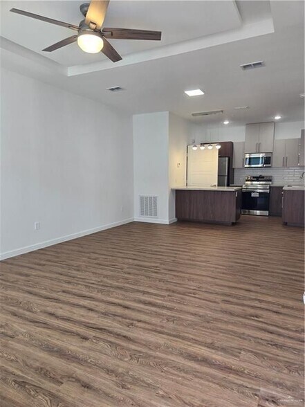 Building Photo - 901 E Yuma Ave