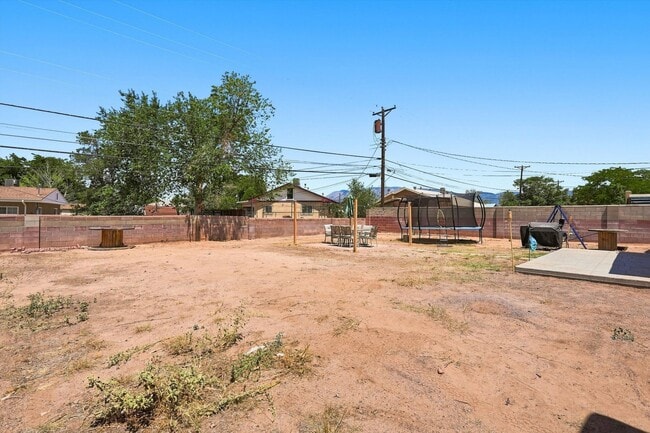 Building Photo - 3707 Comanche Rd NE