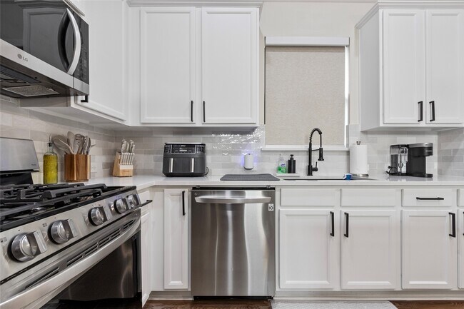 Building Photo - 711 Audra Ln