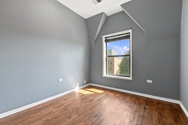 Building Photo - 4834 S Prairie Ave