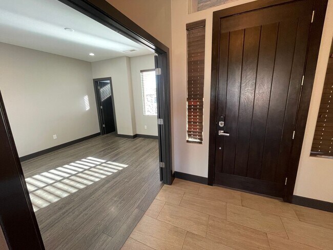 Building Photo - Beautiful Bridal Gate Estates - FIVE CAR GARAGE!!