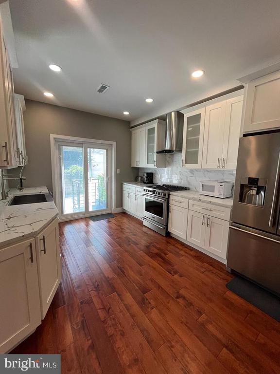 Building Photo - 2244 St Albans St