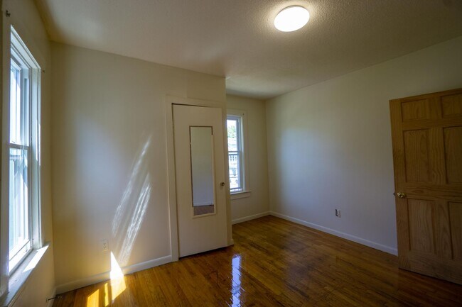 Building Photo - Available 6/1/26 - Single Family Home